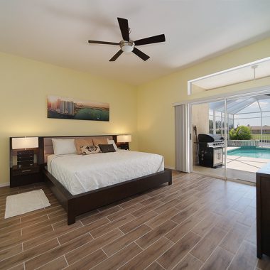 Schlafzimmer mit Poolblick im Ferienhaus Coral Belle in Cape Coral