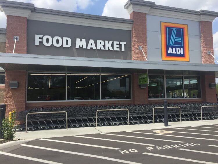 Einkaufswagen vor dem Aldi in Lehigh Acres Florida